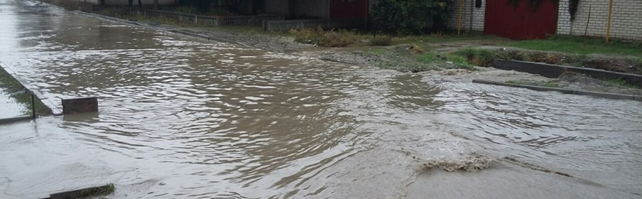 После ремонта дороги, вода подбирается к домам жителей Антоновки