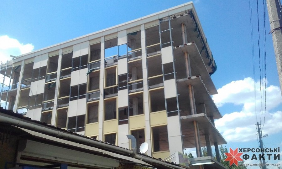 Херсонцам остается только надеяться, что за 2 года одиозный недострой на Центральном рынке не рухнет