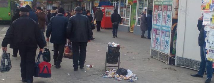 Фотофакт: В Херсоне вместо мусора убирают остановочные комплексы