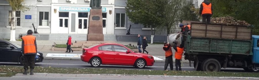 Фотофакт: В Херсоне убирают опавшую листву, по крайней мере, возле мэрии