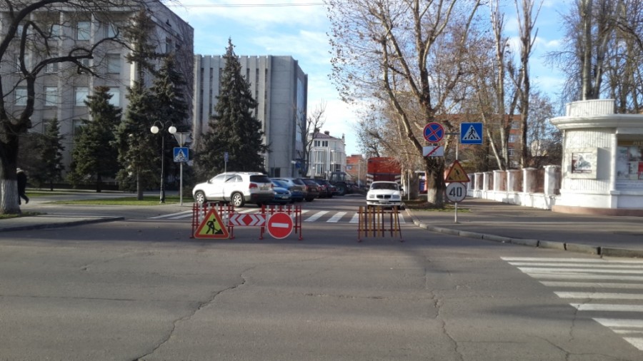 В Херсоне опять роют - в центре, у мэрии перекрыто движение