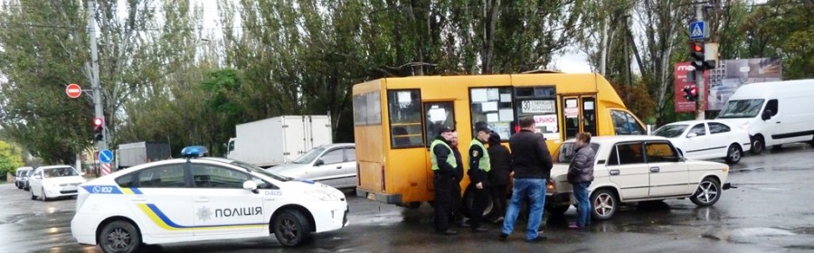 В Херсоне маршрутка не разминулась с легковушкой