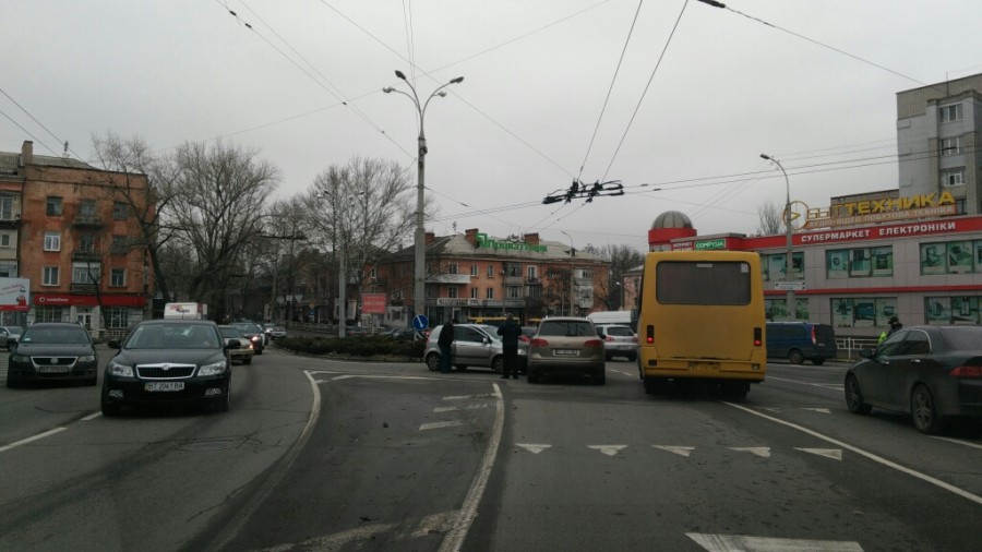 Должен был уступить, но не уступил - в Херсоне на площади Ганнибала авария