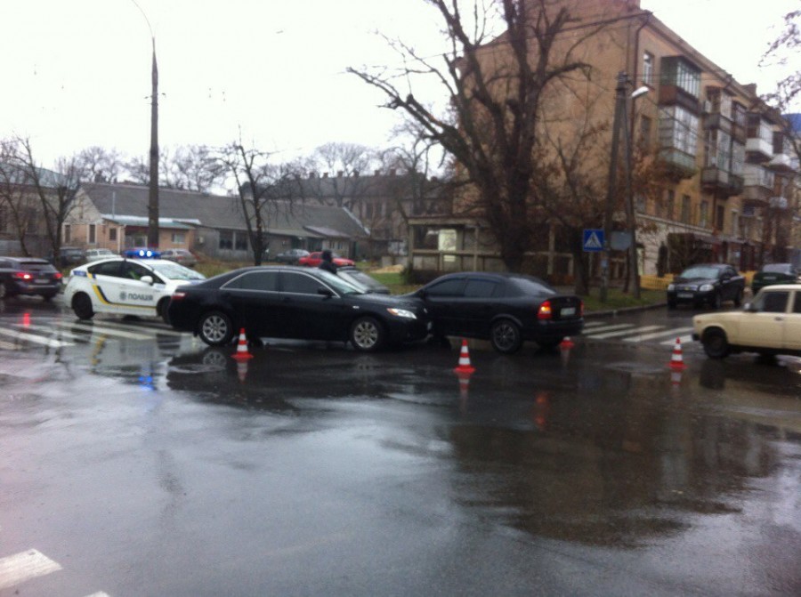 Движение в центре Херсона снова заблокировано из-за дорожной аварии (фото)