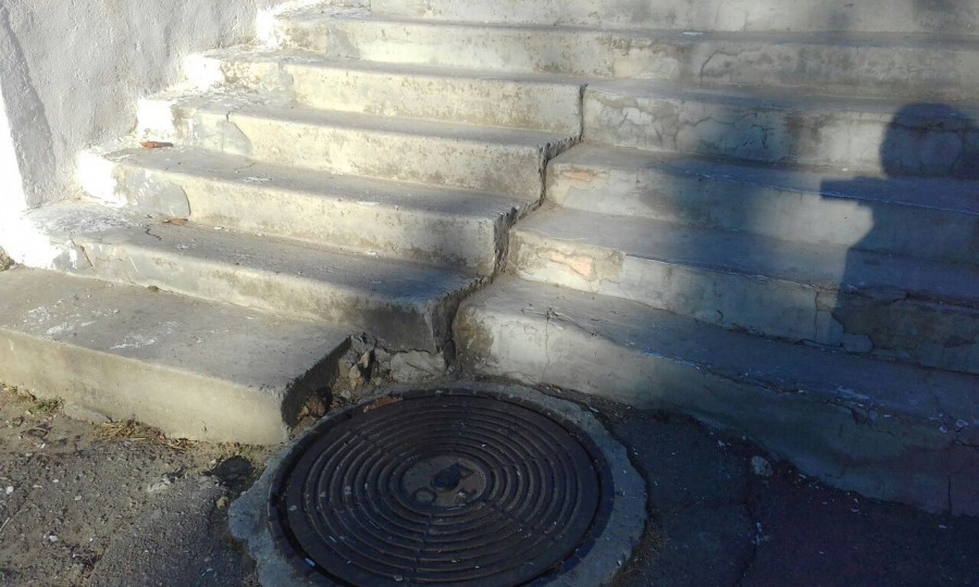 В Херсоне к аварийным дорогам и неудобным остановкам добавились опасные ступеньки