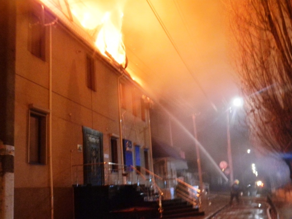 Пожежа в двоповерховій будівлі на Херсонщині змусила попрацювати півсотні рятувальників