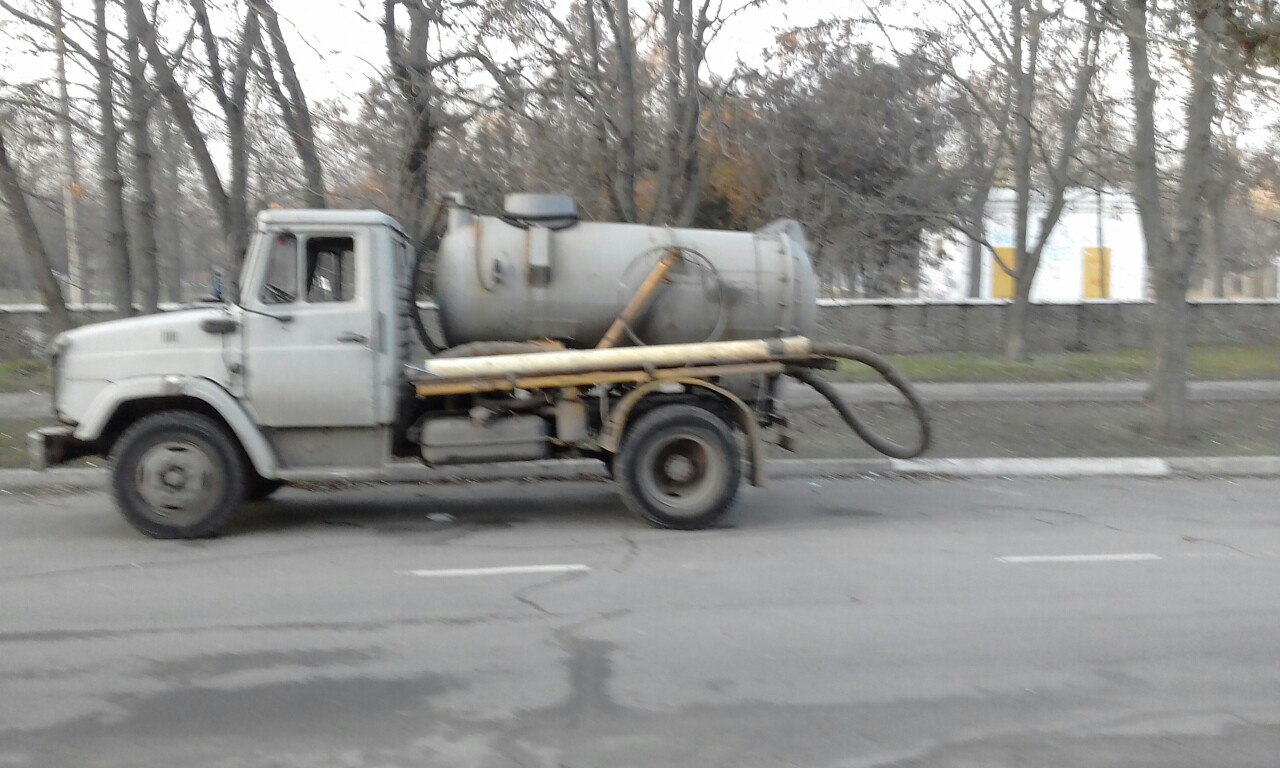 На Лютеранской (Кирова) сотрудники водоканала ликвидировали засор (фотофакт)