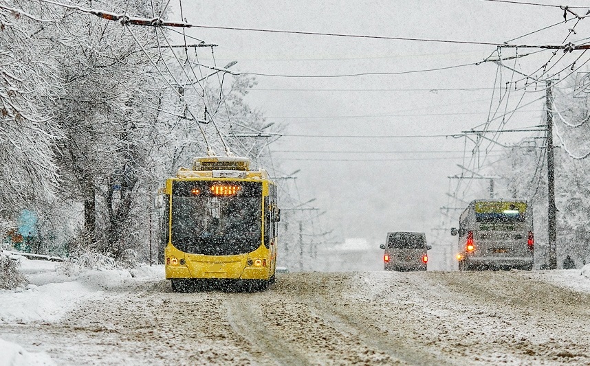 После снегопада на маршруты Херсона вышло  300 единиц городского транспорта