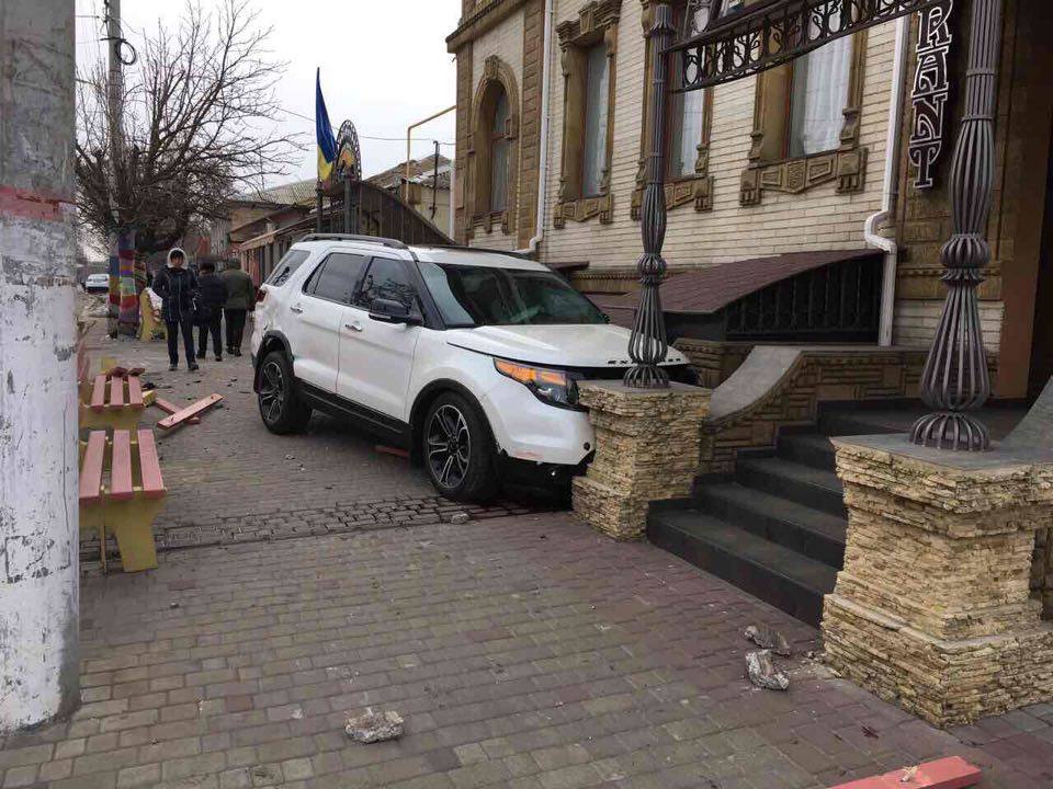 В Херсоне, у пиццерии на Ленина - крупное ДТП (фото)