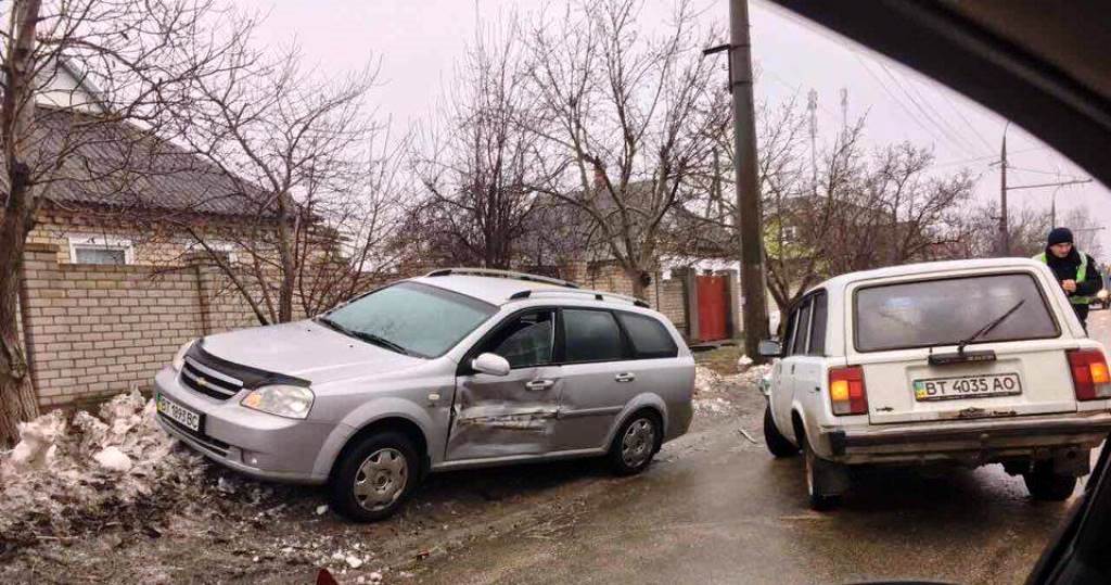 Причины ДТП в Херсоне: гололед и бесхозяйственность. Фотофакт