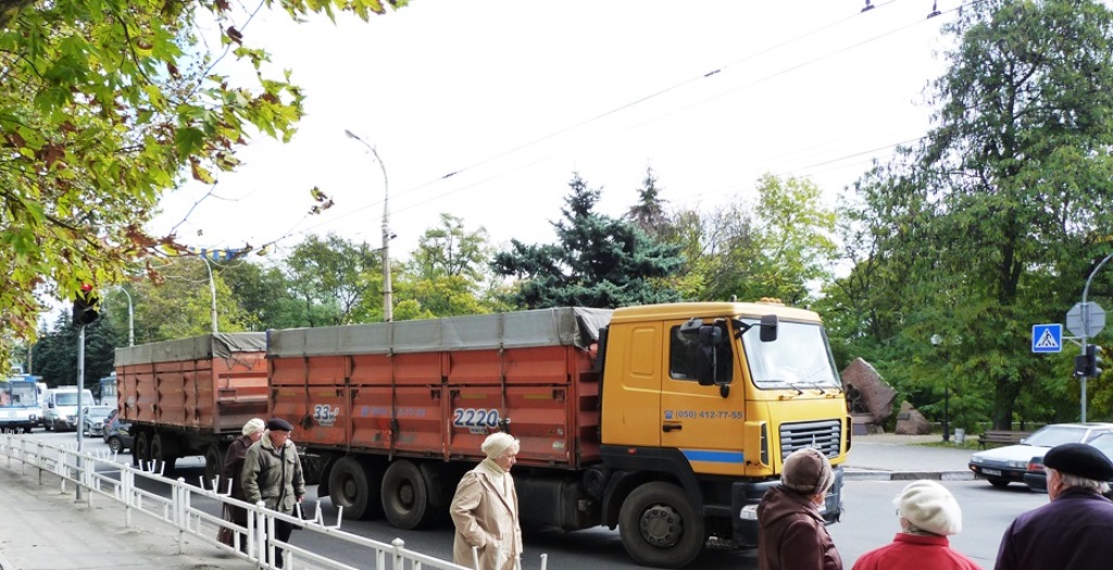 Грузовики теперь ночуют под Херсоном