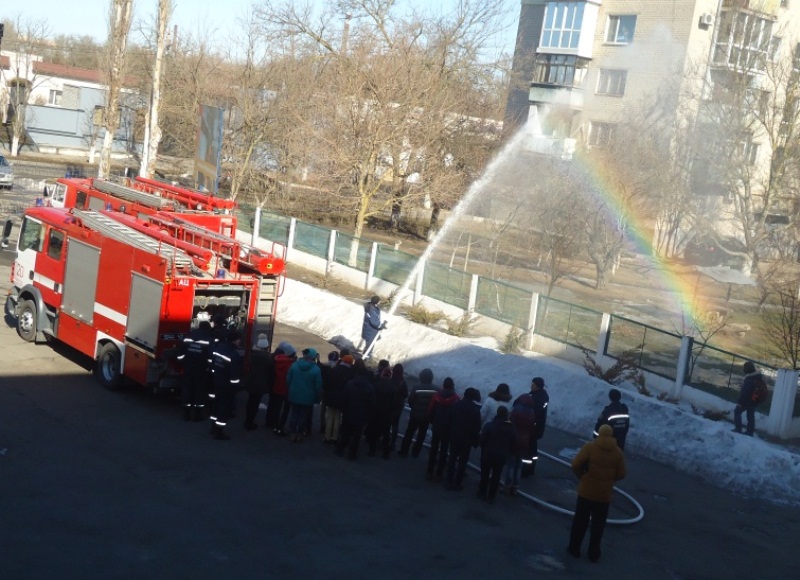 Херсонських школярів познайомили з буднями вогнеборців