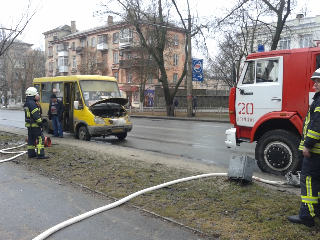 Небезпечні маршрутки: в центрі Херсона загорівся пасажирський транспорт