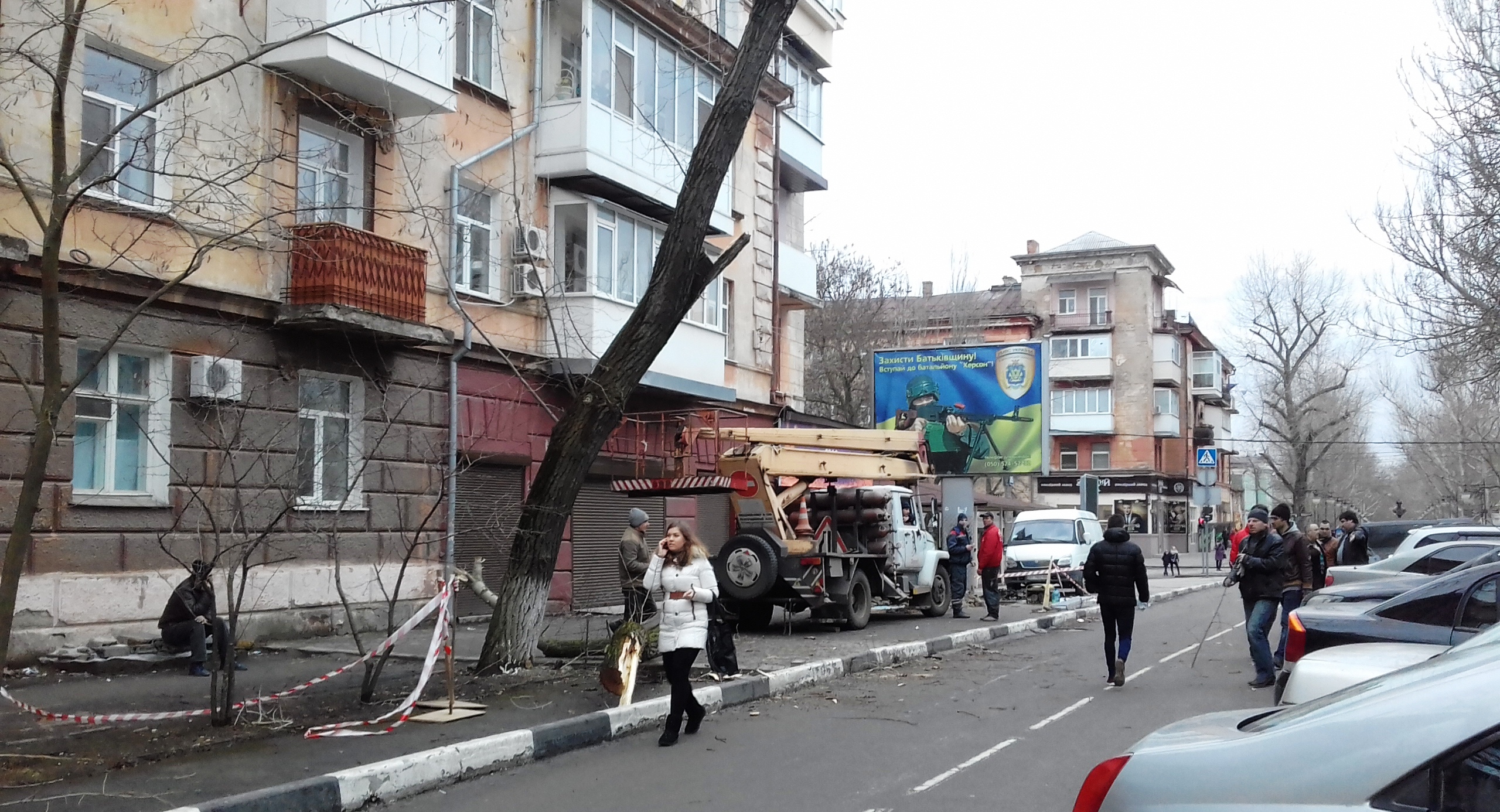 Особо опасное дерево в центре Херсона обезврежено