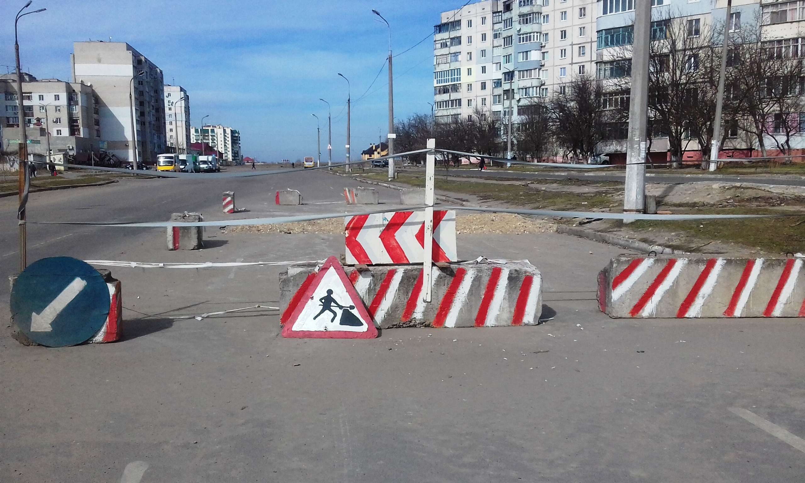 В Таврическом микрорайоне Херсона продолжают копать (фотофакт)