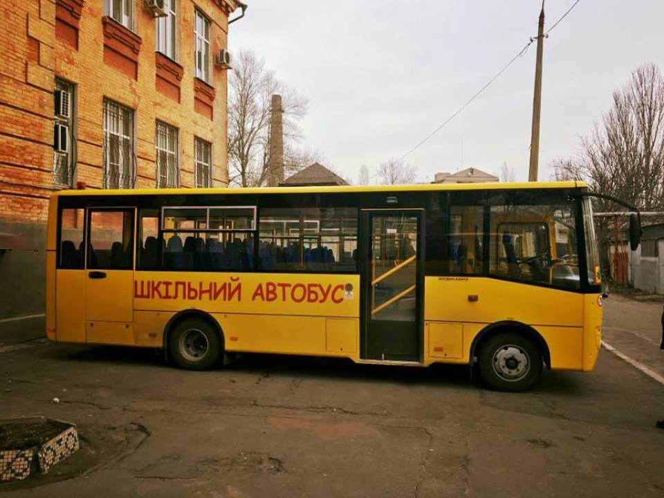 Школярам Херсонщини придбали патріотичні автобуси