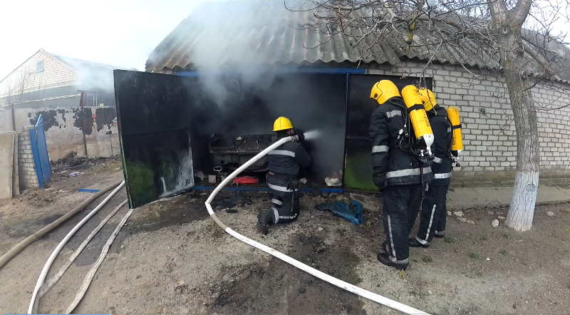 Херсонські вогнеборці врятували легковик