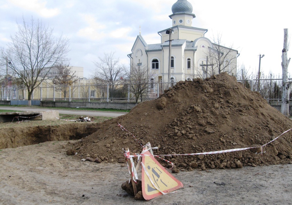 Крестовоздвиженский храм в Херсоне оказался в коммунальной осаде (фотофакт)