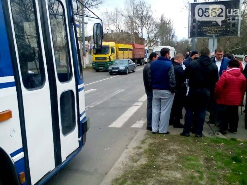 Оживленную улицу Херсона перекрывали торговцы свининой