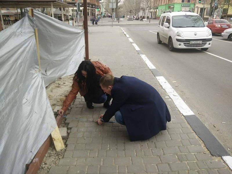 Херсонские активисты и депутаты проверили законность строительства летней площадки