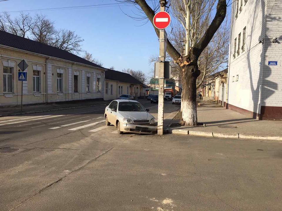 Херсонцы подтверждают: столб на ул. Шолома Алейхема опасен