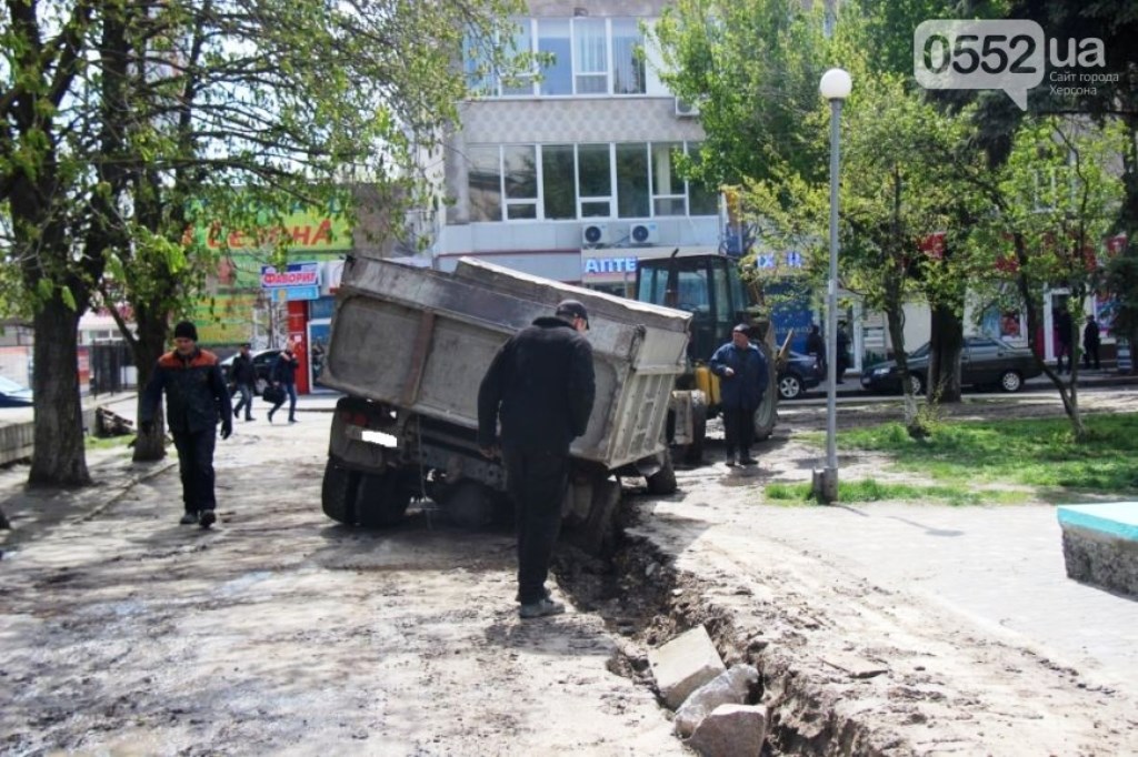 Грузовик в центре Херсона угодил в провал