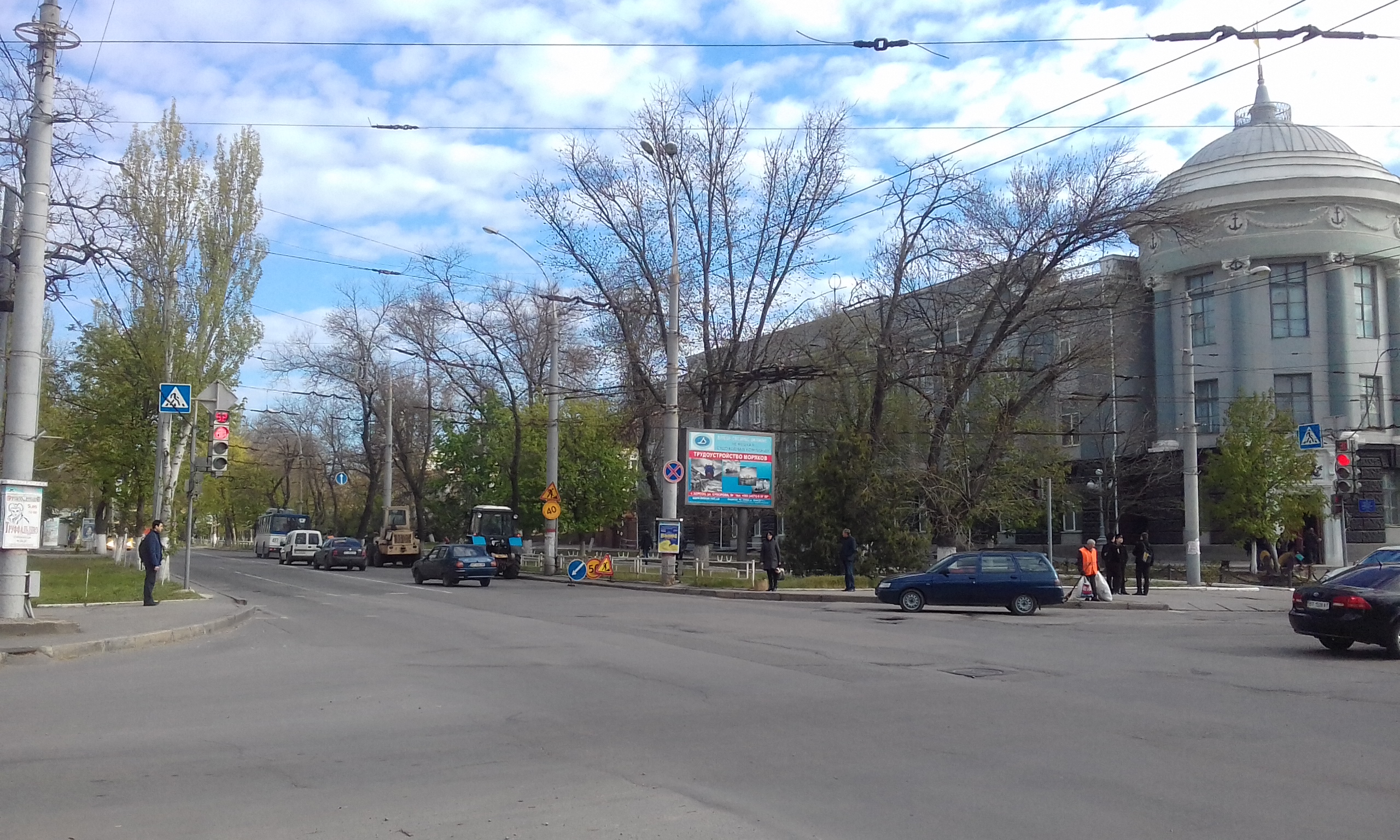 Дорожники Херсона наконец заметили ямы напротив горисполкома (фотофакт)