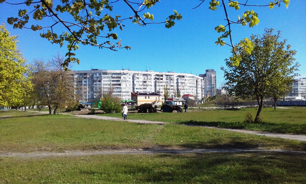 В Херсоне на бывшем летном поле замечена дорожная техника (фотофакт)