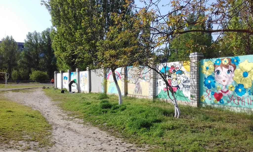 Школьный забор в Херсоне превращается в выставку (фотофакт)