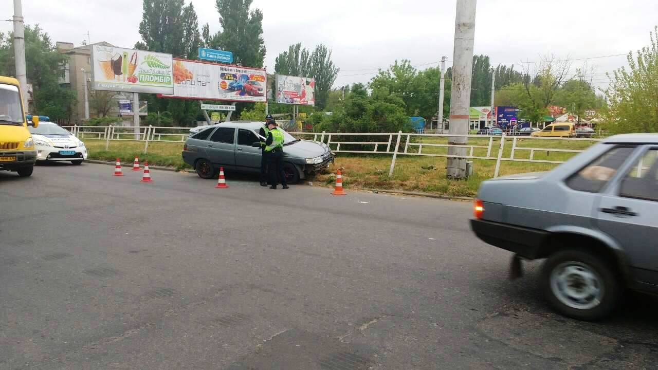 Херсонский автомобилист не разминулся с ограждением (фотофакт)