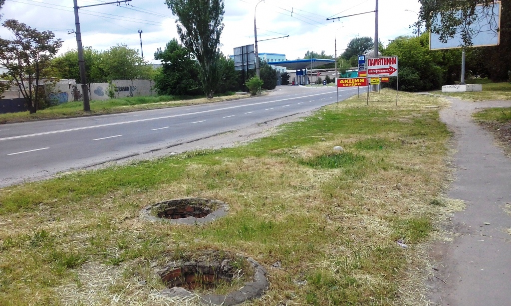 В Херсоне на ул.Нефтяников начали косить траву и обнаружили проблему (фото)