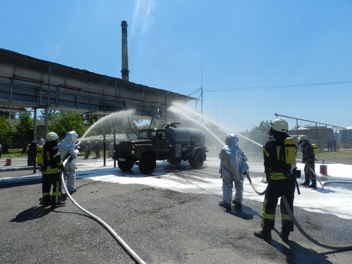 Одне із нафтопідприємств Херсона рятувальники залили водою (фото)