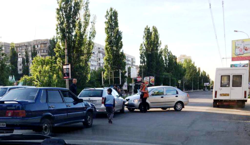 Херсонские дороги  без разметки продолжают создавать аварийные ситуации