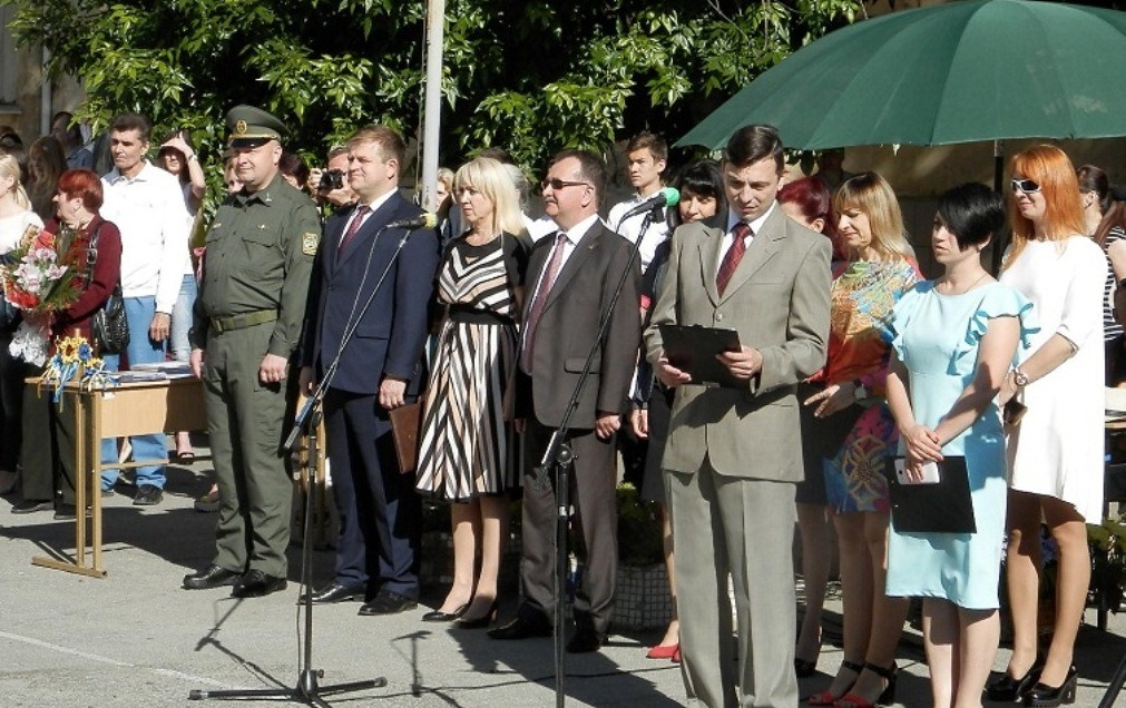 У Херсонській  гімназії № 20 дзвенів останній дзвоник і обіцянки мера