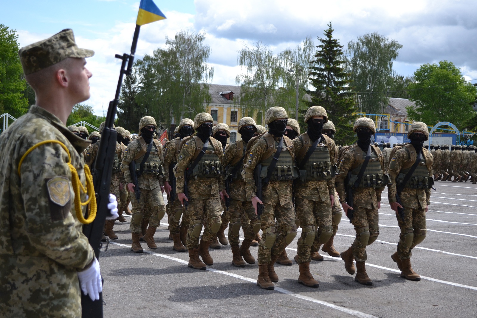 Выпускники херсонских военных кафедр примеряют армейские сапоги