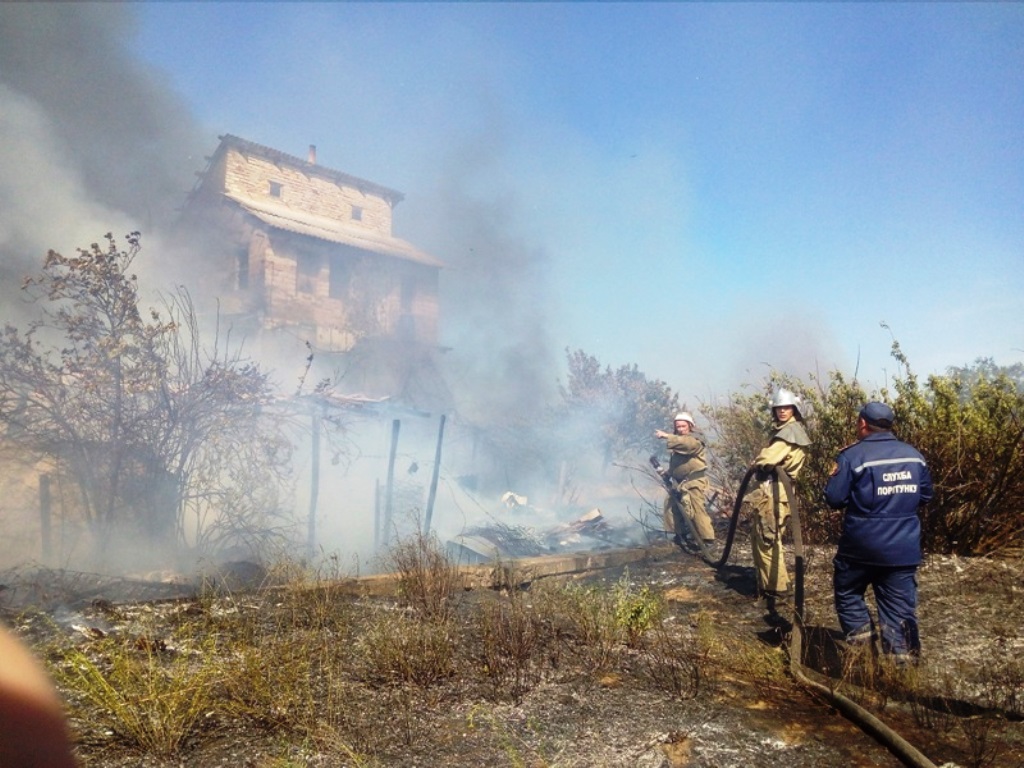 Після випалювання сухої трави під Олешками загорівся будинок