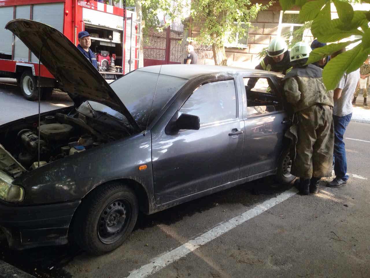 В центре Херсона загорелся автомобиль