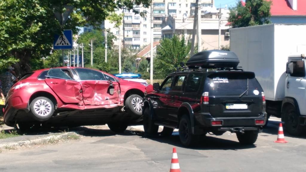 В сегодняшней аварии в центре Херсона двое пострадавших – мать и сын