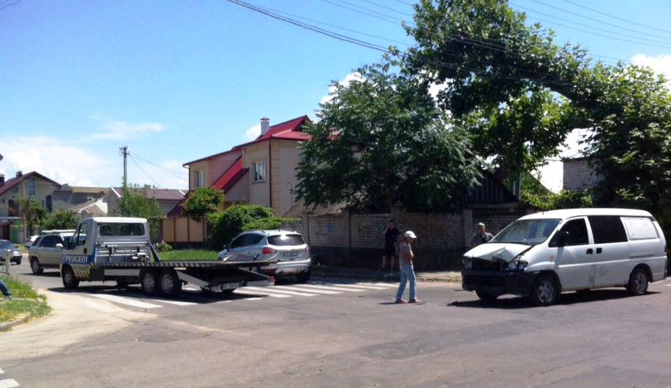 Херсонцы в аварии обвиняют городские власти и дорожные службы (фото)