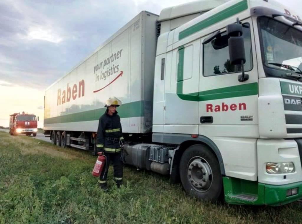 Палаючу вантажівку загасили небайдужі водії (фото)