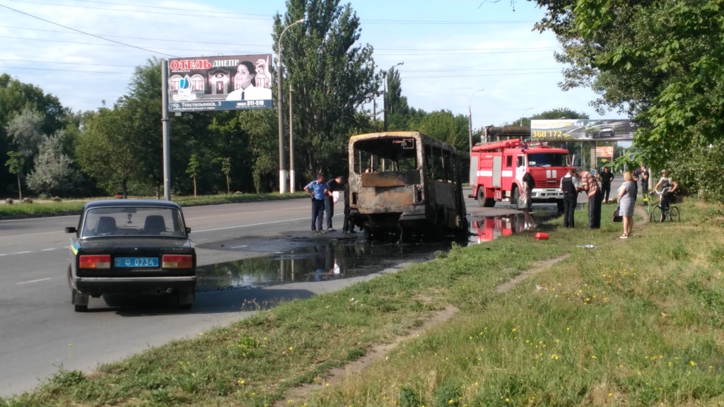 Сегодня в Херсоне сгорела маршрутка, обошлось без жертв (фото)