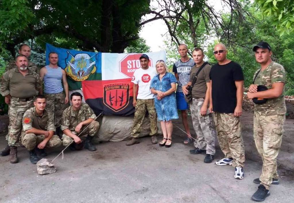 Активисты заблокировали баржи и грузовики с песком возле Каховской ГЭС