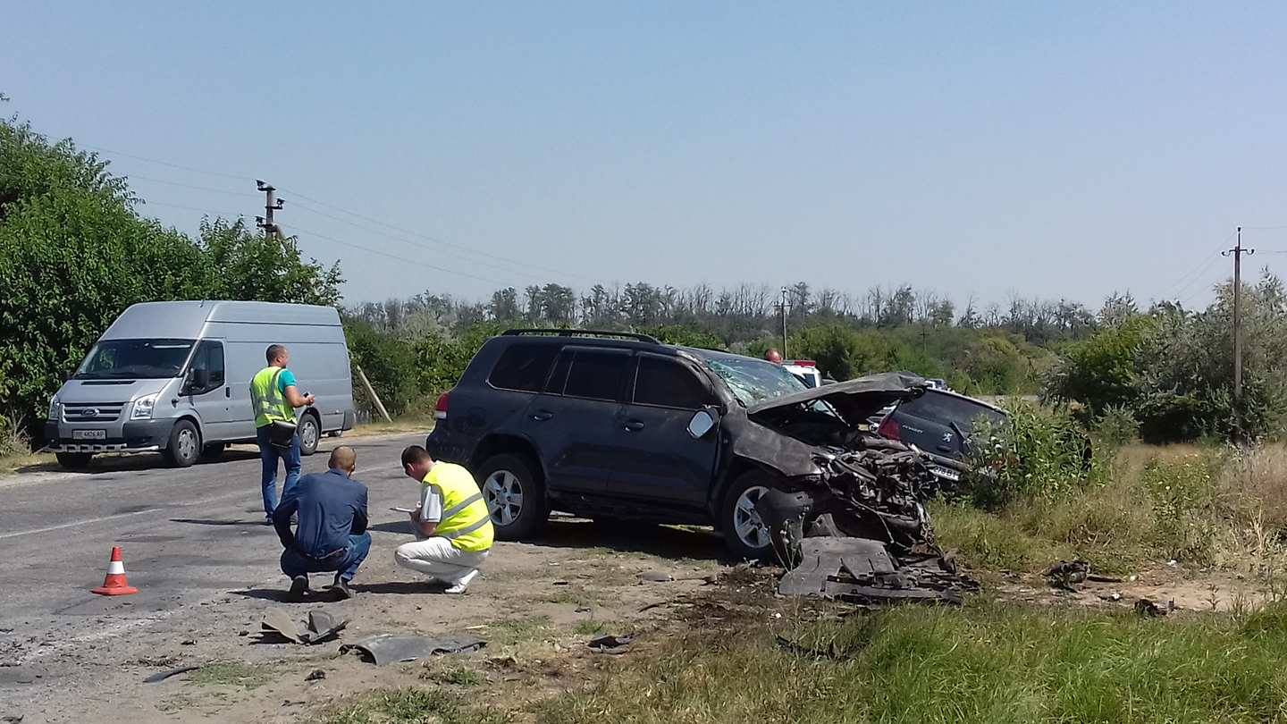 Сегодня в Херсоне попрощаются с пятью погибшими в аварии под Олешками, уцелевшая девочка борется за жизнь