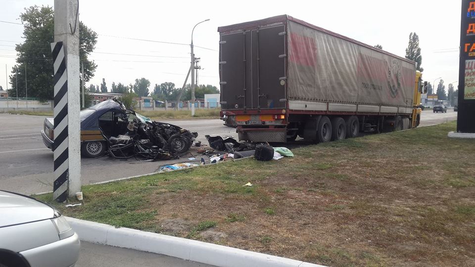 Поездка на херсонский курорт закончилась трагедией - в ДТП погибла женщина (фото)