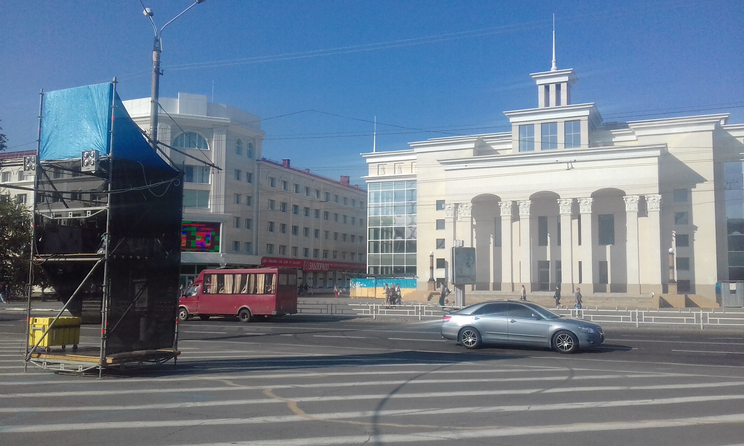 Главная площадь Херсона к праздникам готова. Или почти готова (фото)