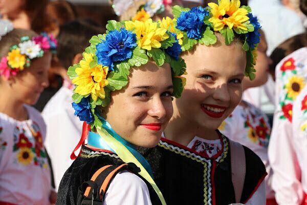 227 дівчат в українських віночках - у Херсоні вперше встановлено рекорд