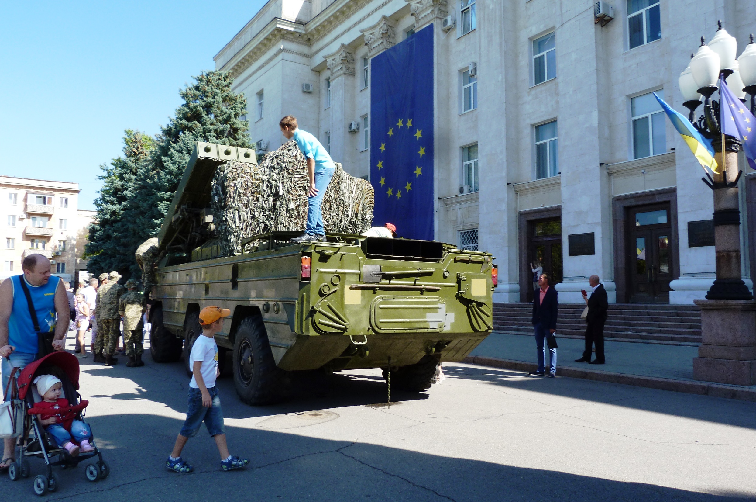 20 единиц боевой техники показали херсонцам на площади Свободы (фото)