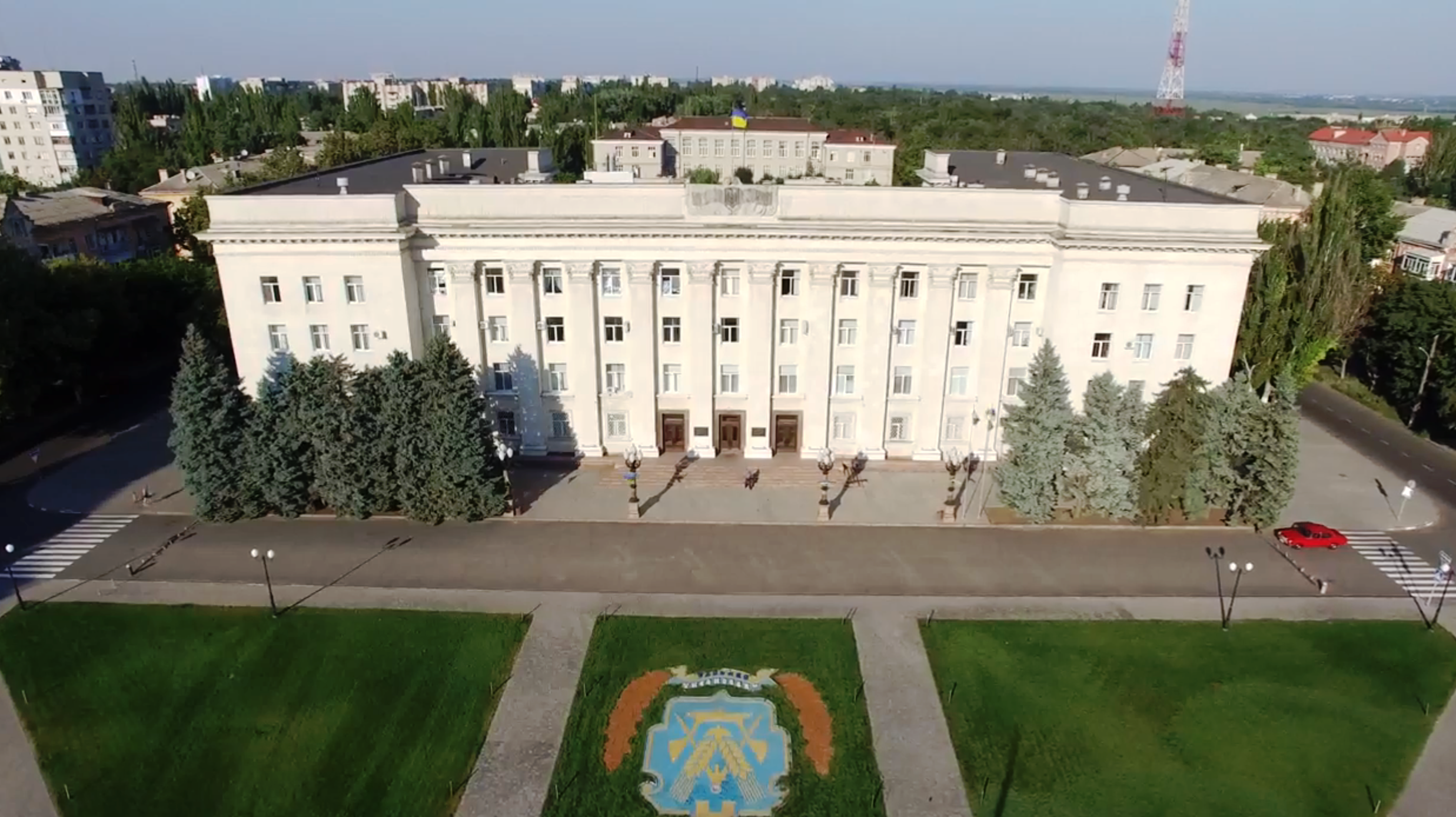 В полемику по поводу начальника Херсонского облуправления образования вступает все больше херсонцев