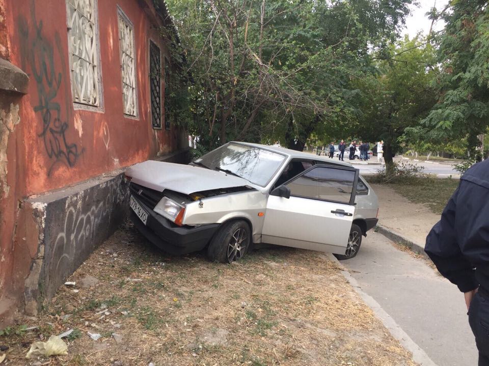 В Херсоне утреннее ДТП: уснул за рулем, проснулся - капот всмятку