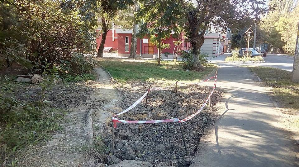 У центрі Херсона постійно руйнують дорогу - городяни чекають на відповідь директора водоканалу